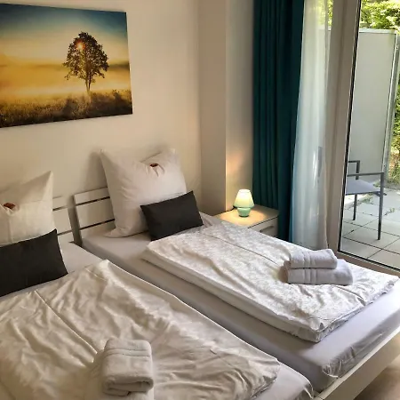 Emily's Eastgate Garden Suites Apartament